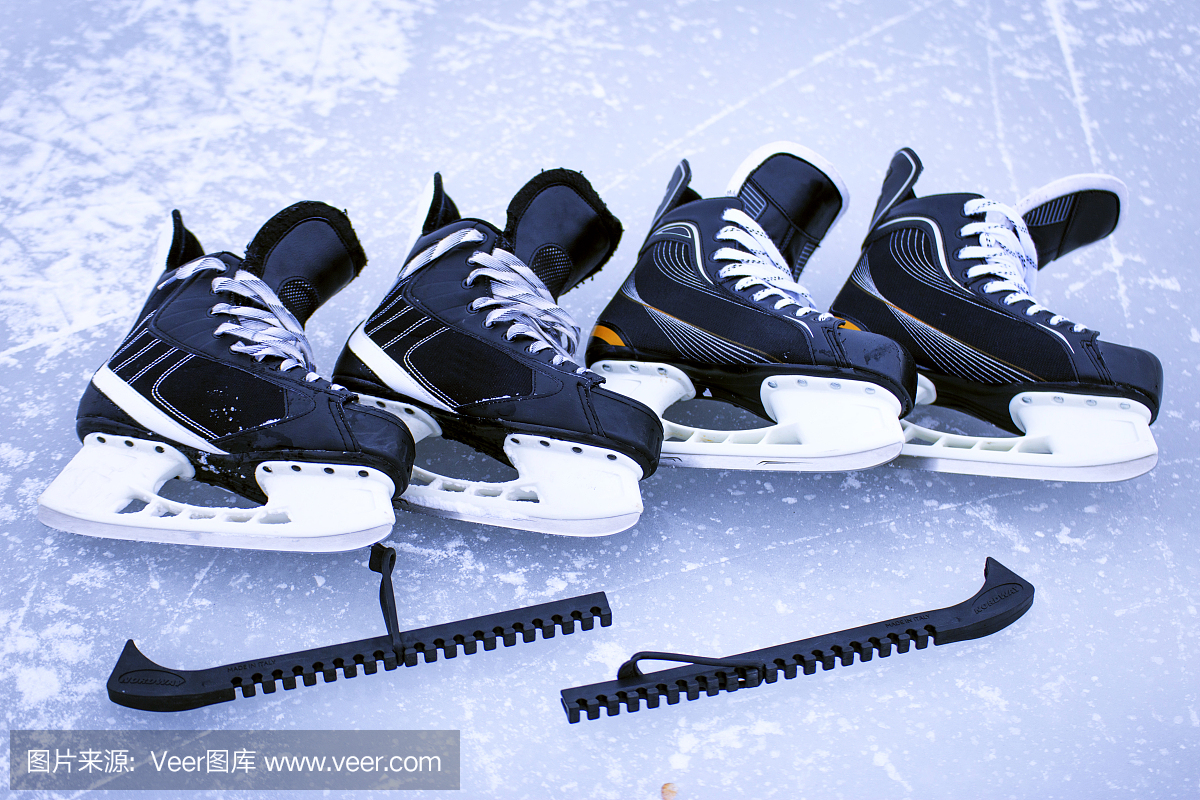 冬天在户外冰天雪地里玩冰球用的溜冰鞋。